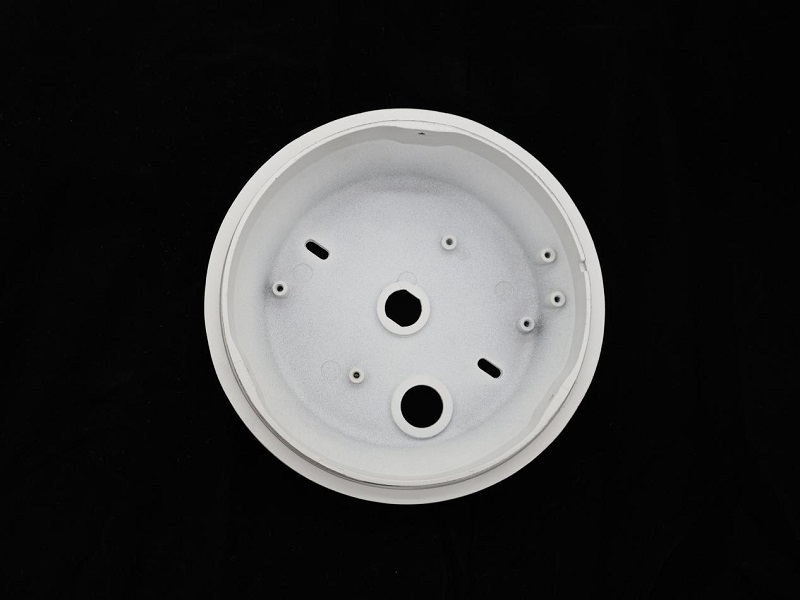 Aan welke beschermingseisen moeten spuitgietstukken van verlichtingsarmaturen voor buitengebruik voldoen?